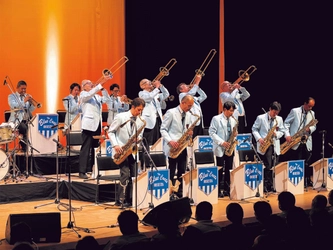 結成79年の伝統を誇る「ザ・ブルーコーツオーケストラ」が日経ミューズサロンに再登場。あの日の思い出がよみがえる映画音楽とジャズを演奏！