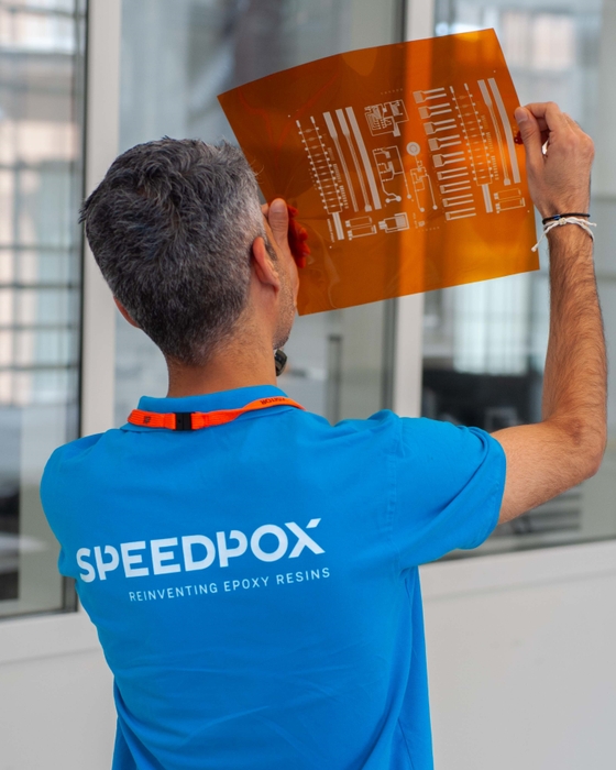 SPEEDPOX(R) Linxで印刷された透明基板上のフレキシブル回路を確認するSpeedPoxの研究員