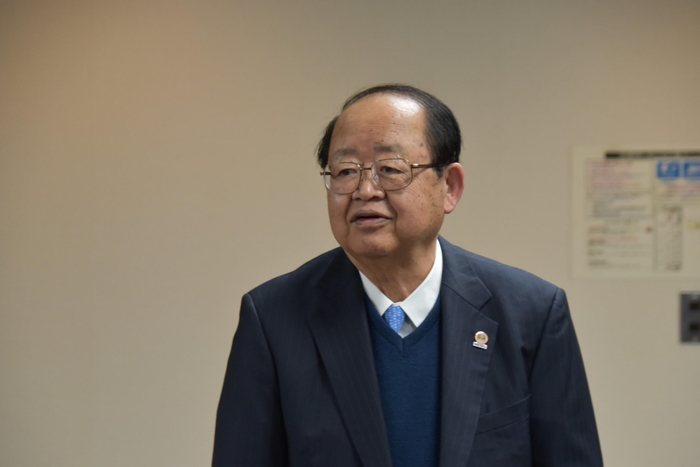 激励の言葉を述べる立花理事長