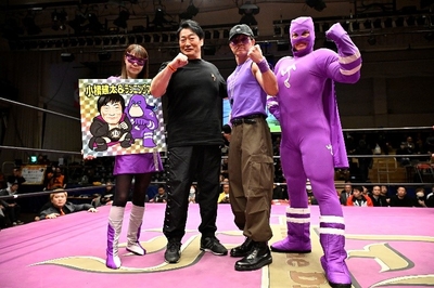 【オープニングステージでのチャリティスクワット】