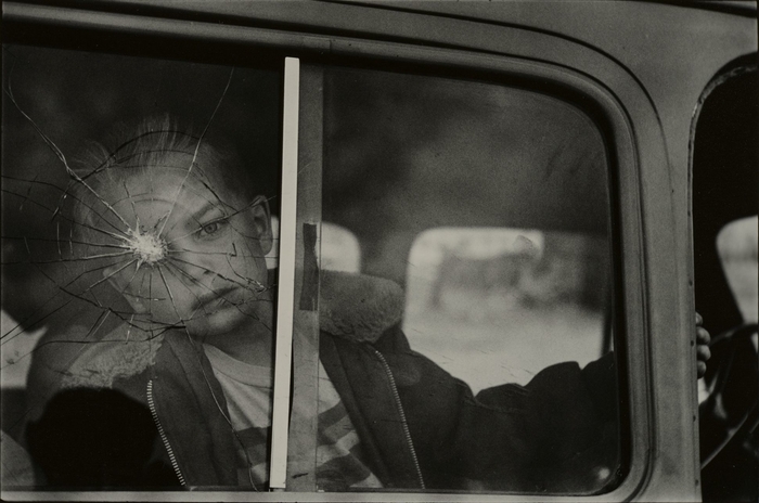 エリオット・アーウィット(アメリカ、1928) 《コロラド州 割れたガラスと少年》1955年 (C)Elliott Erwitt/Magnum Photos
