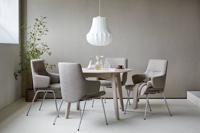 伊勢丹で初お披露目の新作アーム付Lサイズダイニングチェア&テーブル。先行受注(納期5ヵ月)でお好きなレザー・ファブリック×脚部を選べます。