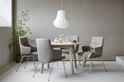 伊勢丹で初お披露目の新作アーム付Lサイズダイニングチェア＆テーブル。先行受注（納期5ヵ月）でお好きなレザー・ファブリック×脚部を選べます。