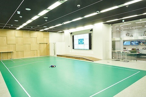 株式会社CAC Holdingsの本社1階にある、CACボッチャコート 壁面には天井カメラと連携し、ゲームの盤面を映し出す大型モニターも備える