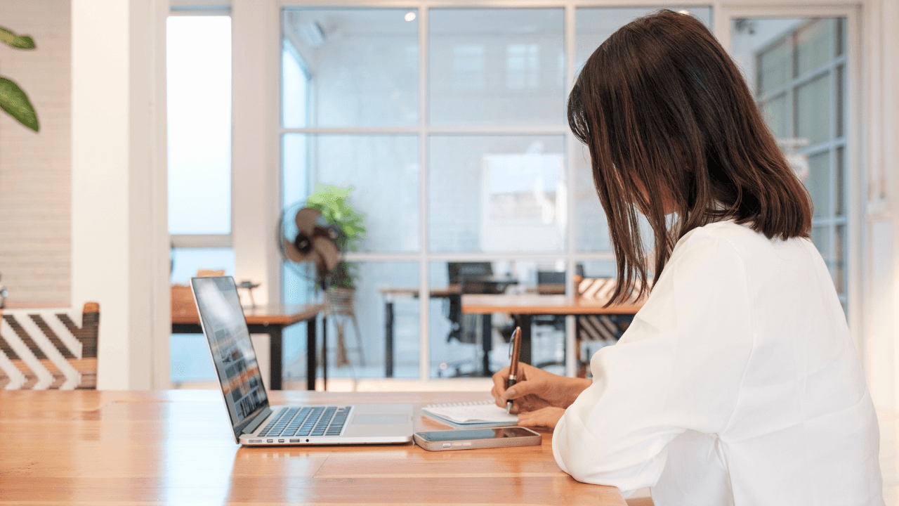 SNSとウェビナーで双方向型学習を提供