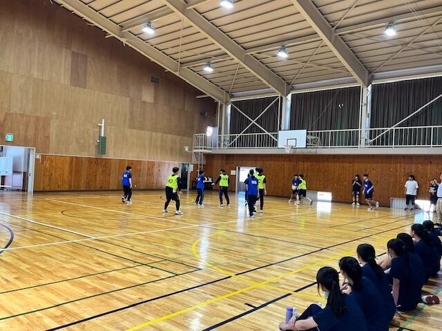 大学生と中学生が混じってネットボールをしました!