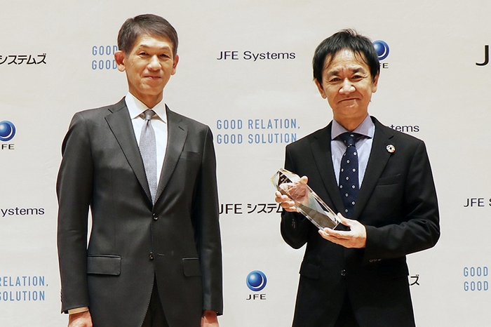 スミセイ情報システム株式会社 常務執行役員 前田 力 様(右)、当社 代表取締役社長 大木 哲夫