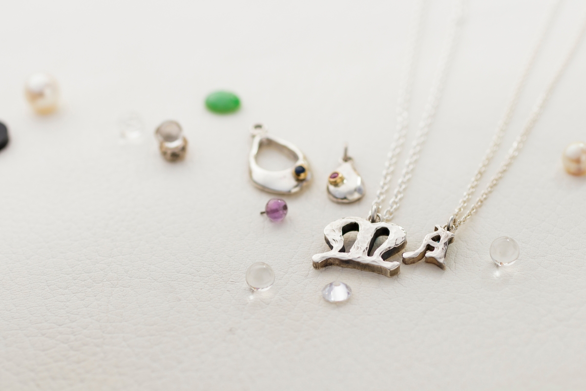 【クリスマスプレゼント】職人の手作り イニシャルペアネックレス 特別販売サイトをオープンし、特別価格で提供開始