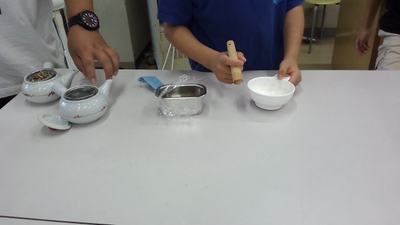 オリーブの葉っぱを乾燥させ，お茶づくりをしました。