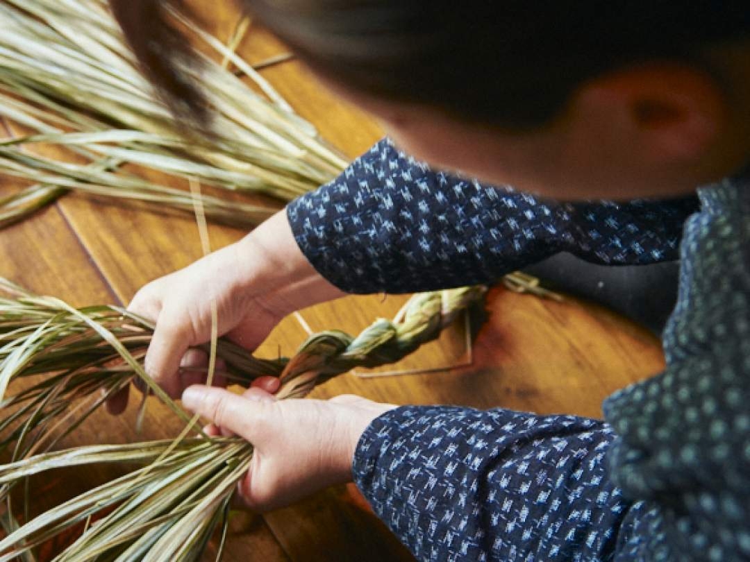 体験の例:築250年の叶津番所で囲炉裏を囲んでしめ縄作り