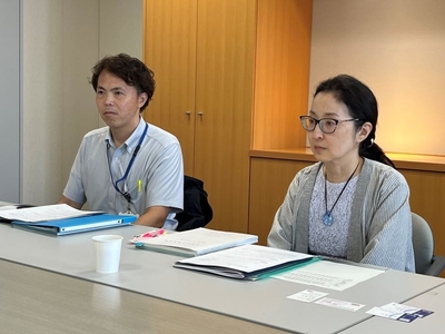 アルコール・インターロック法制化の必要性を聞く山崎参事官（右）