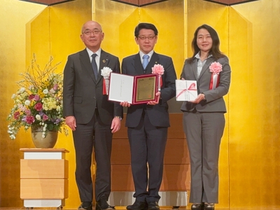 （左から）信金中央金庫 柴田弘之理事長、当社代表取締役社長 若林、当社執行役員技術部長 石戸