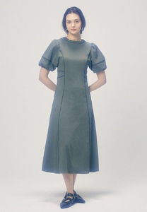 THE PIPING PUFF SLEEVE DRESS ¥ 16,500 （税込）