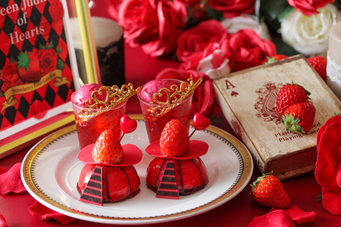 スタンド上段スイーツ イメージ ハートの女王~ストロベリーティージュレ~は、下からミックスベリー、ストロベリーティージュレ、フランボワーズのシャーベットの3層で、さわやかな味わい。“あまおう”とルビーショコラのムースは、ショコラといちごの組み合わせで、ハートの女王の存在感を演出。