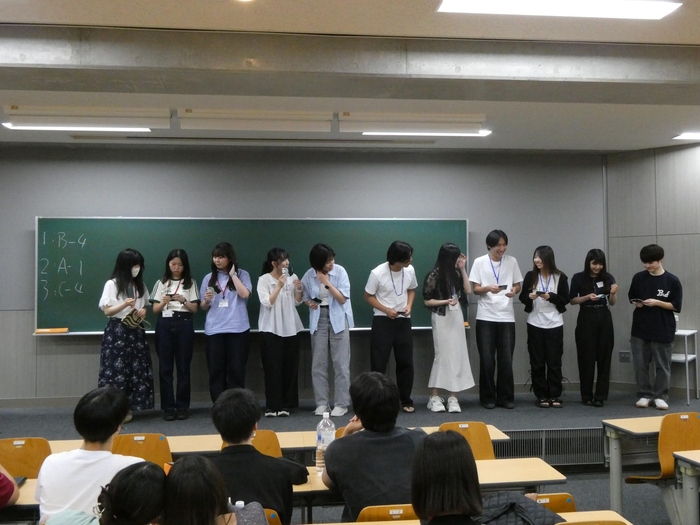 最優秀に選ばれて表彰を受けた班の学生たち。右から3番目から6番目までが川島ゼミの学生