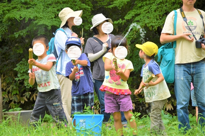 自分で作った竹水鉄砲で思いっきり飛ばしちゃえ!