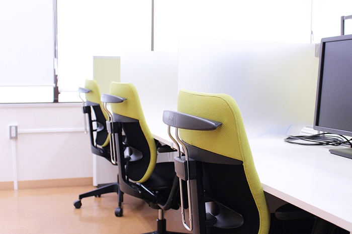 シェアオフィス 利用期間は基本6カ月で、3回まで更新可能(最長2年間)。 個室を含めて最大32社(人)が登録できる。 年末年始以外、8:30~24:00まで年中無休で利用可