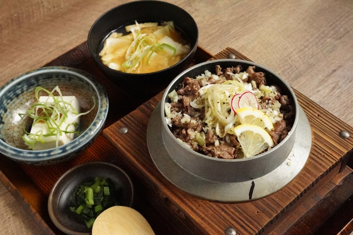 切り落とし牛タンと葱の釜めし