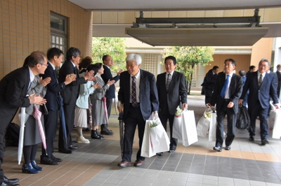 大勢の教職員らに見送られてキャンパスを去る退職者の皆さん