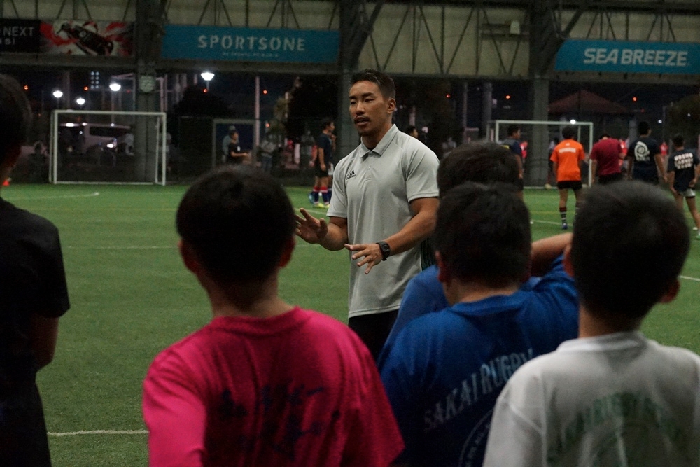 子どもたちに指導を行う山下楽平アンバサダー(神戸製鋼コベルコスティーラーズ所属)