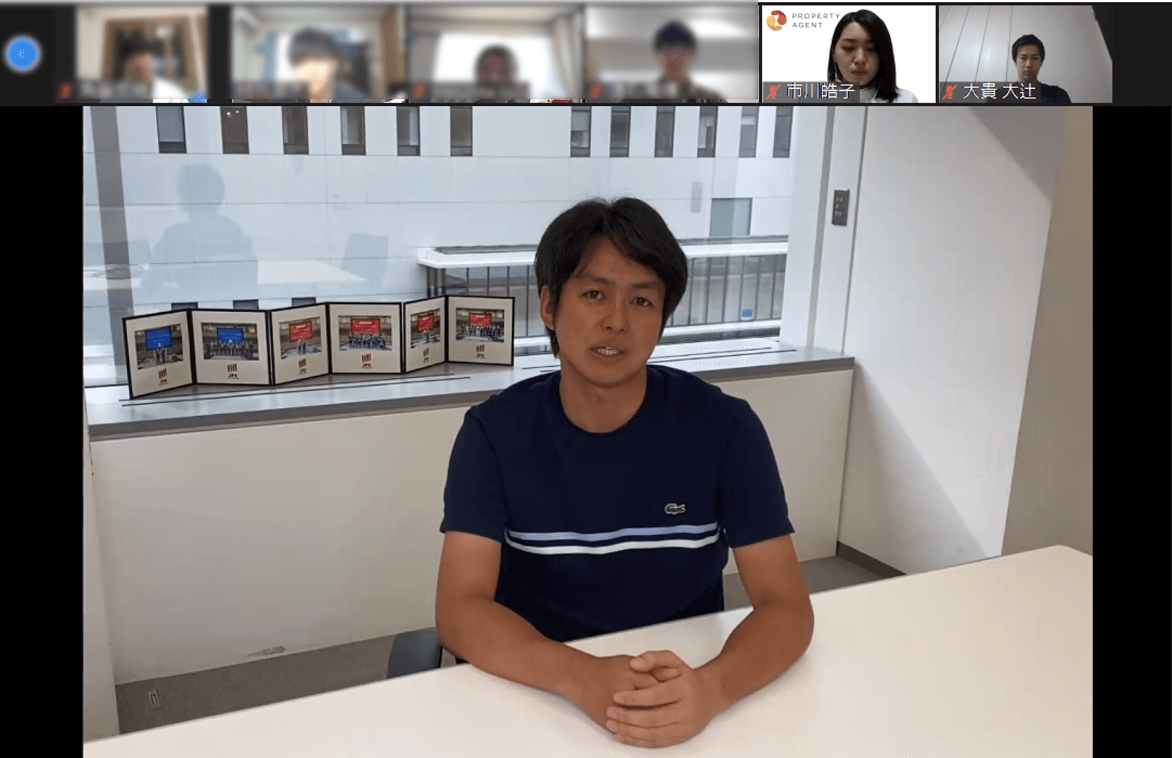 写真説明:<代表中西の話を真剣に聞く内定者>