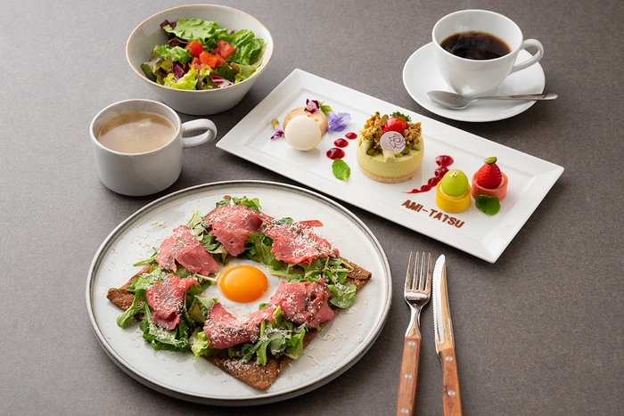 五十嵐シェフのスイーツに加えて、ガレットもついています。ガレットは、ローストビーフ、鴨&洋ナシ、アボカド&サーモンの中からお選びいただけます。