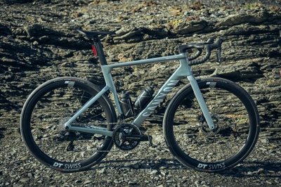 エアロードやエンデュレース CFRといったレースバイクよりもスタックを高く（ハンドルを高く）、リーチを短く（ハンドルを近く）設計した、スポーツジオメトリーを採用。より自然で無理のないアップライトポジションにより、長時間のライドでも高いパフォーマンスを発揮し続けることができます。