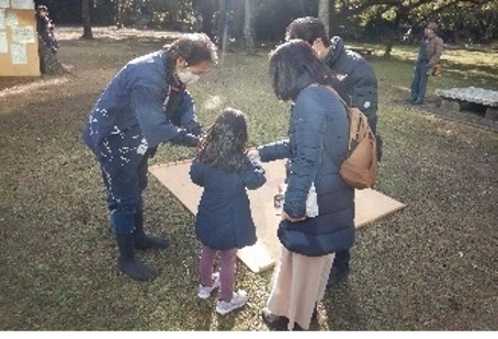 羽根つきやけん玉などの正月遊びをお楽しみください。