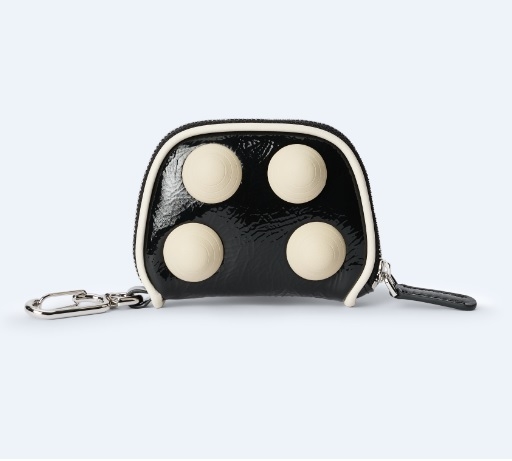 シューズのほかにキコ コスタディノフはコインケースも展開 税込価格68,200円