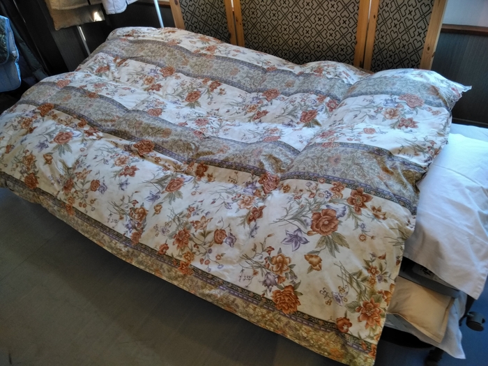 ポリエステル80%綿20%の側生地に、国内洗浄ホワイトダック90% 1.3kg入 結構ボリュウムがあります シングルサイズのみ