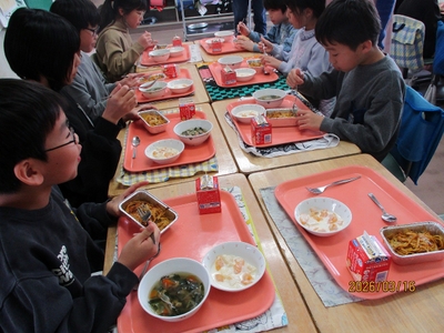 楽しく給食を味わう子供たち