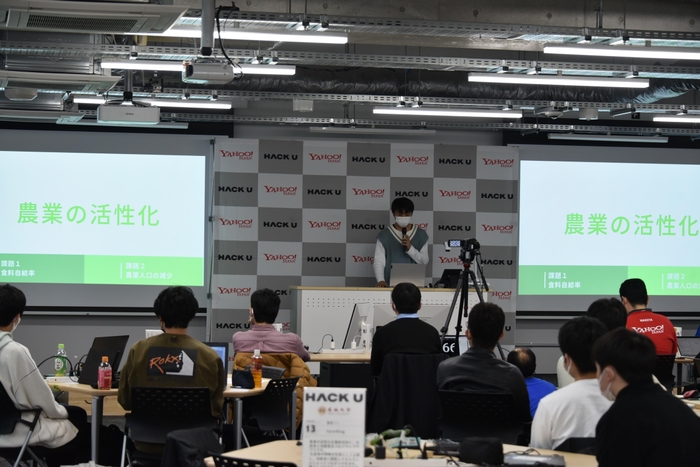 最優秀賞のチーム「農家ソン」の発表。講評「アプリのUIがよく作りこまれていた」(木村さん)