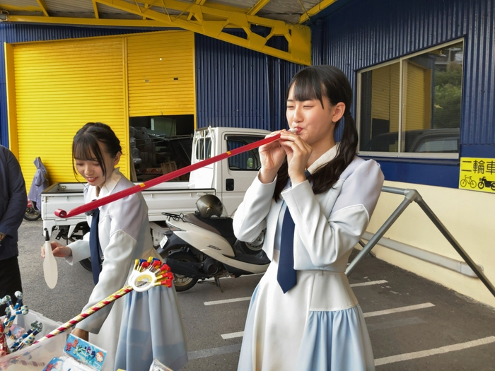 「吹き戻し」=息を吹いたらピロピロ伸びて、吐くとクルクル戻るアレです