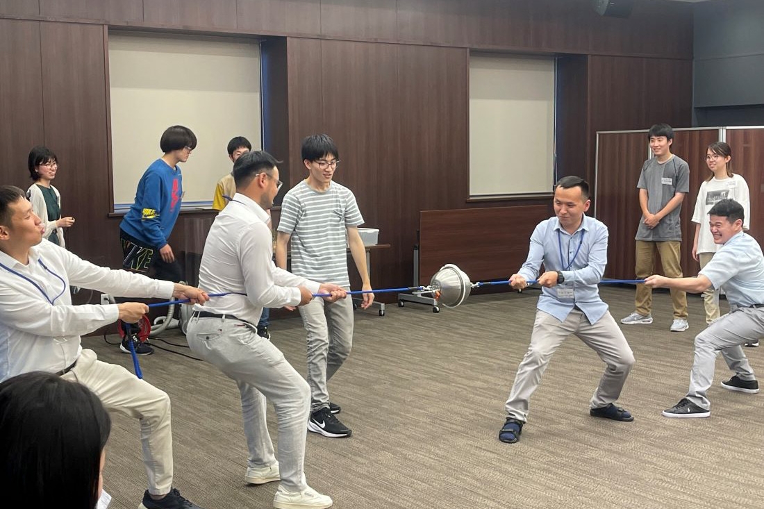 理大科学ボランティアセンターの学生たちと科学実験を通して交流するモンゴル研修団メンバー