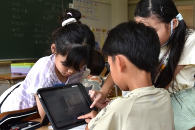 全体授業後、動画を見返す子供たち
