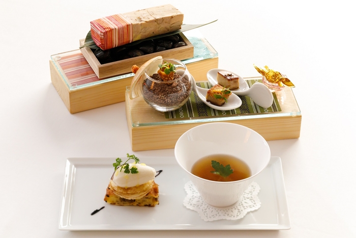 オニオンコンソメスープ(手前右)、フォワッフルとオニオンリング、ジェラートを重ねて(手前左)。後ろは味の変化を楽しめるフォアグラ。