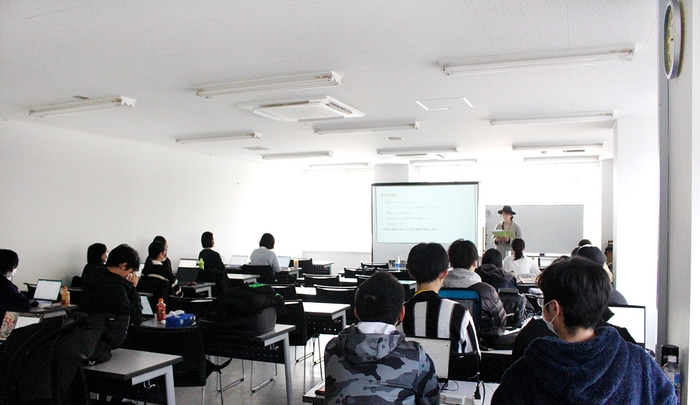 制作物プレゼンテーションの終了後、感想を述べている企業(夢館)スタッフ