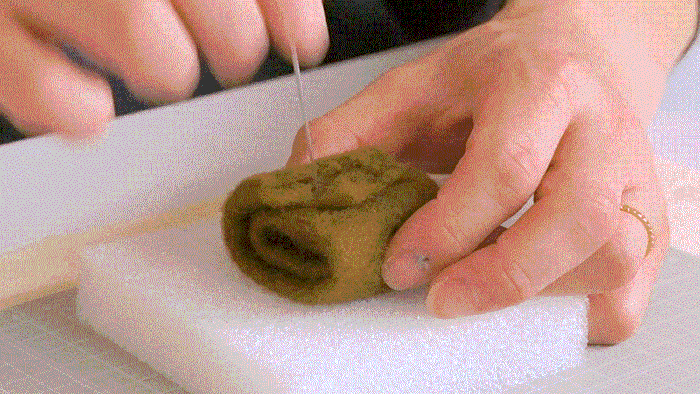 羊毛フェルトを刺し固める