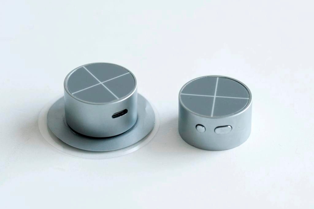 左:ゲルパッド装着時 右:本体