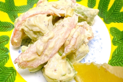 アボカドとカニのマヨネーズ和えといった創作料理もさまざまなお店で楽しめる
