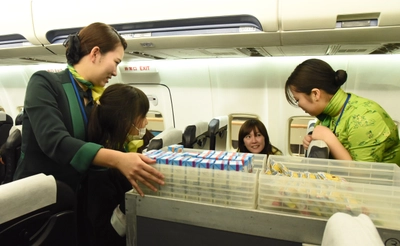 芝山町の子どもたちを対象に、	英語や中国語を学びながら、 航空業界の取り組みを体験できる「インターナショナルジュニアカレッジ」を開催