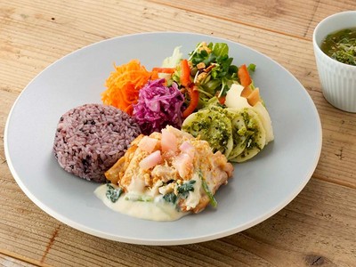 チキンステーキ～岩下の新生姜とほうれん草のチーズクリームソース～
