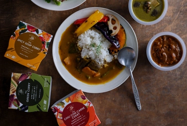 国産の野菜がいつでも手軽に味わえるスープブランド 「野菜をMOTTO」の人気カレーシリーズから 「緑黄色野菜たっぷりまろやかスパイシースープカレー」が 2023年1月27日より新登場！