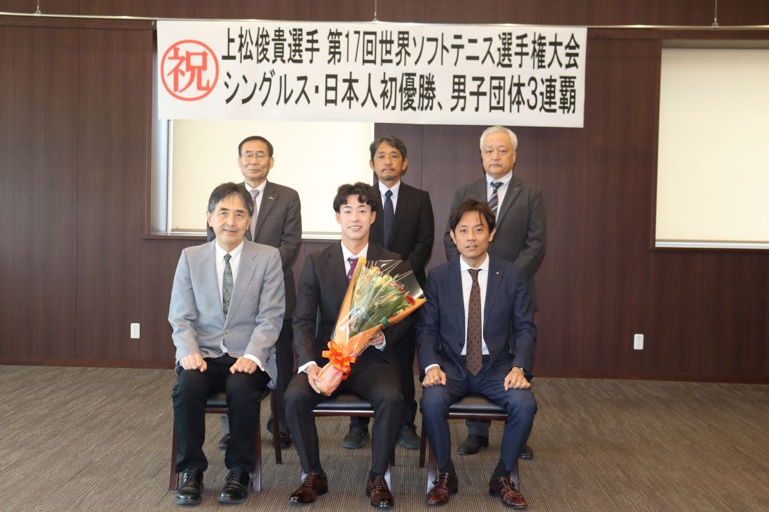 記念写真に納まる(前列左から)田原校長、上松選手、加計理事長(後列左から)渡邉専務理事、松村教諭、長谷川事務部長