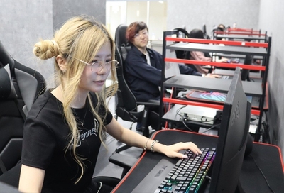 学生たちとプレーするCURUMIさん（左）