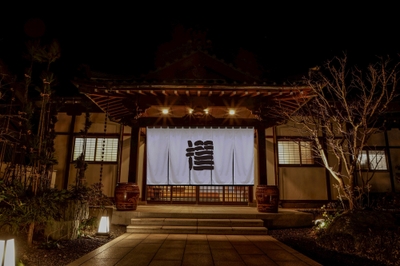 【外観】仄かな灯りが誘う、大人のための隠れ家。