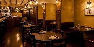 港町にあるトラットリアをイメージした店内