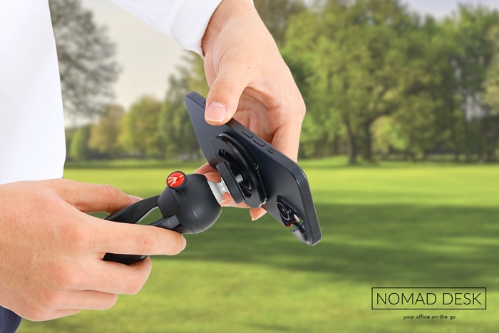 1/4インチネジ穴に三脚を取り付け