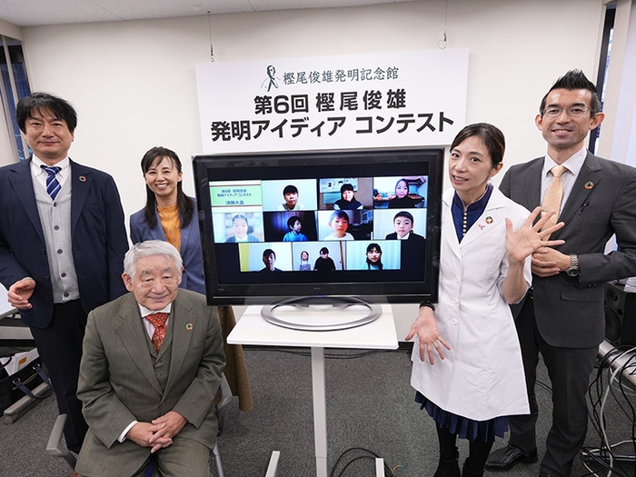 第6回樫尾俊雄発明アイディアコンテスト 左より渡邉 彰氏、滝川 洋二氏、すずき まどか氏、速水 浩平氏