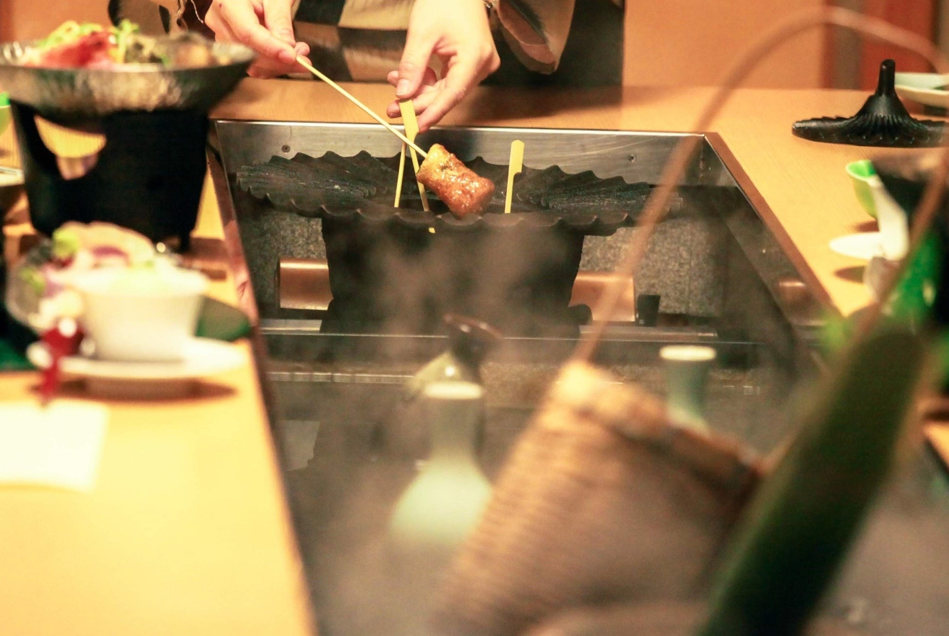 目の前で揚げるあつあつのさつま揚げ